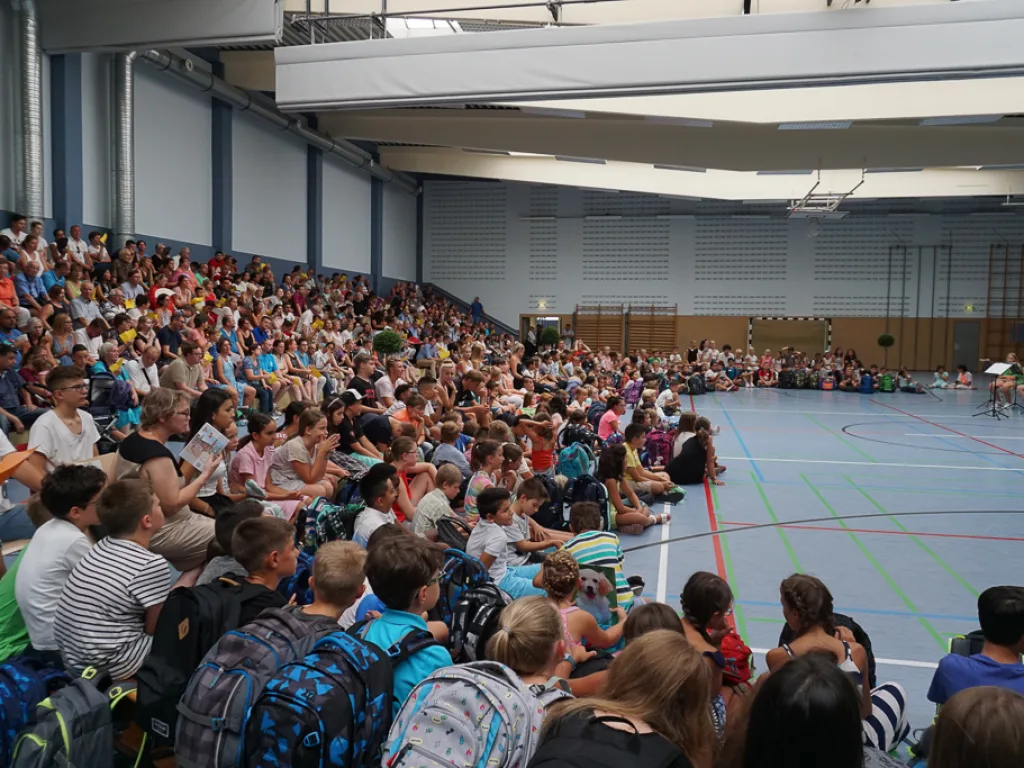 Blick über die Kinder und Familien in der Halle.